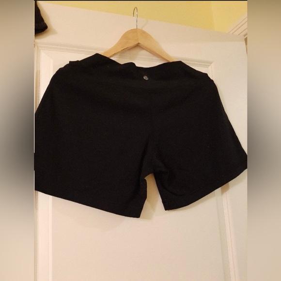 Lululemon shorts Great Condition Size : M/L - Picture 2 of 2